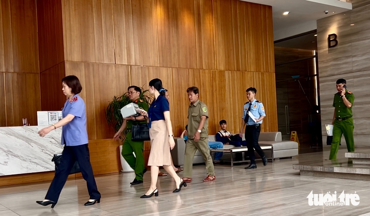 Khám xét nơi ở của hoa hậu Thùy Tiên ở quận 4 - Ảnh 2.