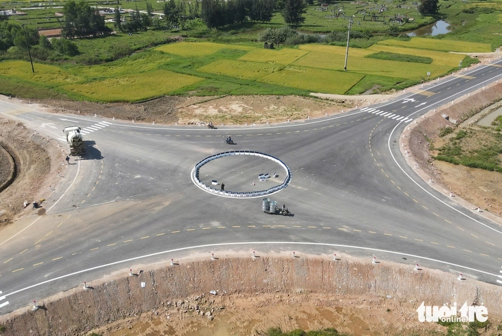 Sau vụ tai nạn, chủ đầu tư đã lắp vòng xuyến trên đường dẫn lên cao tốc - Ảnh 2.
