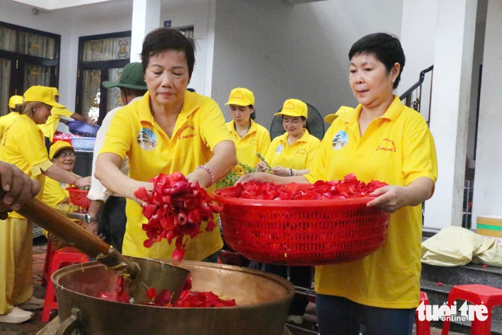 Chín loại hoa dùng nấu nước tắm cho Bà Chúa Xứ núi Sam - Ảnh 2.