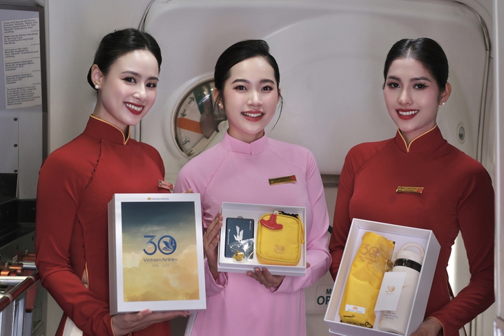 ‘Hành trình ký ức’ tái hiện lịch sử đồng phục tiếp viên Vietnam Airlines - Ảnh 2.