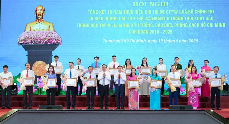 Học Bác thầm lặng tận hiến cho đời - Ảnh 1. Học Bác thầm lặng tận hiến cho đời - Ảnh 1.