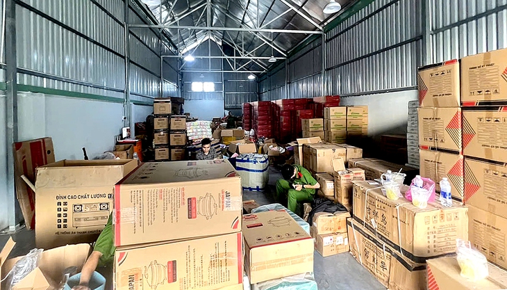 Công an Long An phát hiện kho chứa hàng trăm nồi cơm, lẩu điện, bếp gas… không rõ nguồn gốc - Ảnh 1.
