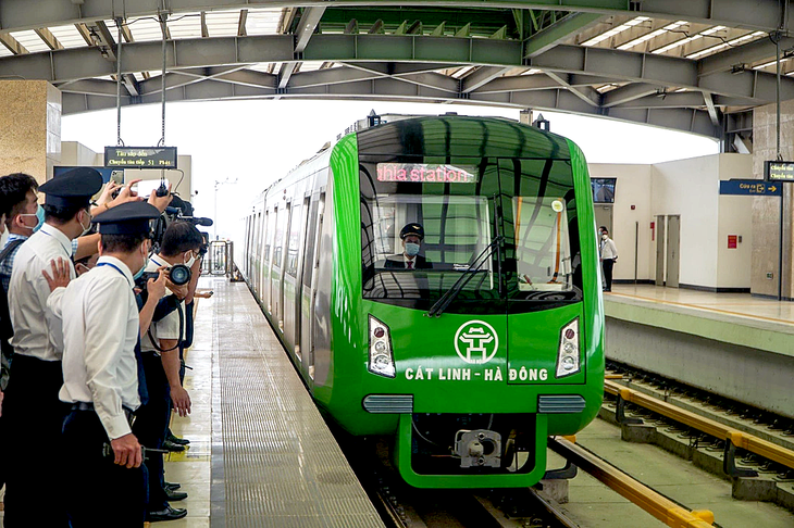 Chuyên gia ngạc nhiên vì mái nhà ga Cát Linh - Hà Đông bị tốc từ bão Yagi đến nay mới sửa - Ảnh 2.