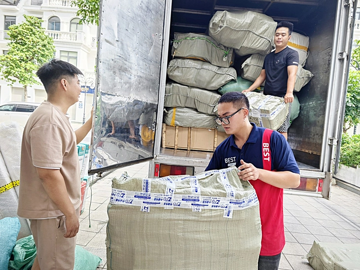 Mua hàng ngoại online: Người Việt mạnh tay chi tiền - Ảnh 1. hàng ngoại - Ảnh 1.