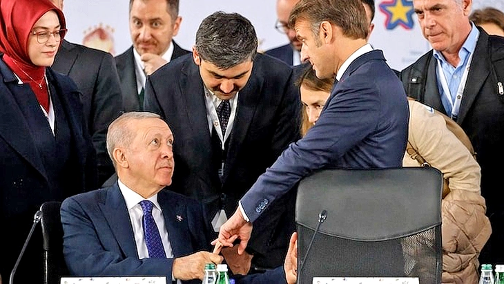 Ông Erdogan nắm chặt ngón tay ông Macron trong 13 giây, gây sốt mạng xã hội - Ảnh 1.