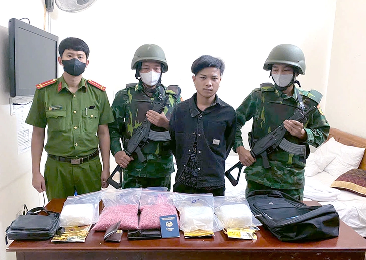 Một người Lào chuyển 3kg và 40.000 viên ma túy từ biên giới vào Việt Nam - Ảnh 1.