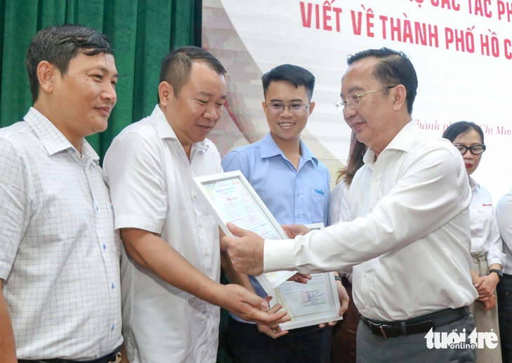 báo chí - Ảnh 1.