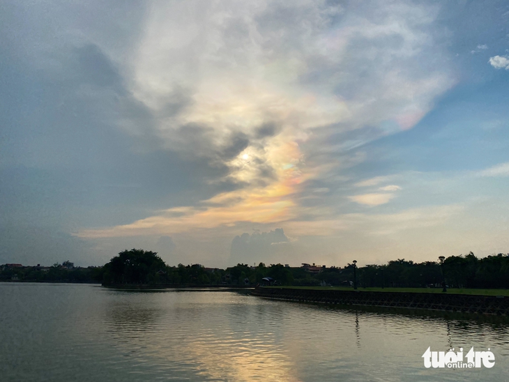 Mây ngũ sắc kỳ thú xuất hiện trên bầu trời Hà Nội - Ảnh 1. mây ngũ sắc - Ảnh 3.