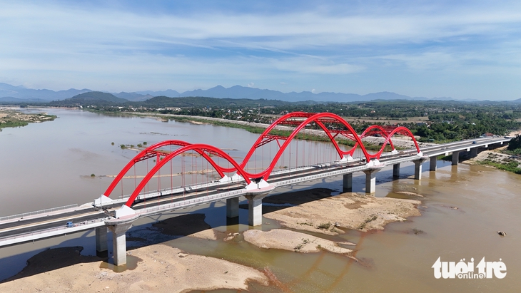 Cận cảnh cầu vòm thép rất đẹp nối đôi bờ sông Trà Khúc - Ảnh 1.