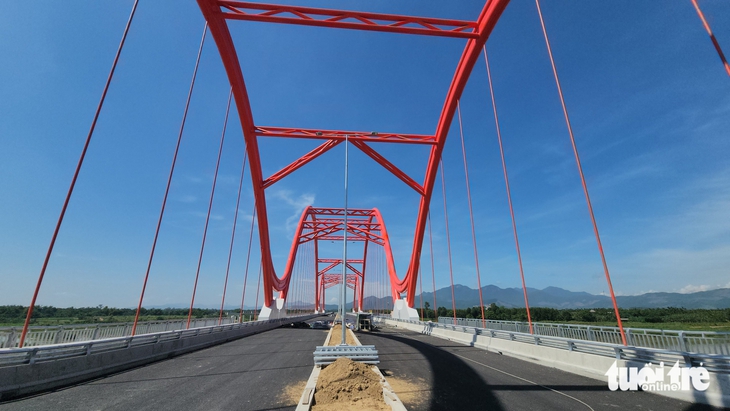 Cận cảnh cầu vòm thép rất đẹp nối đôi bờ sông Trà Khúc - Ảnh 5.