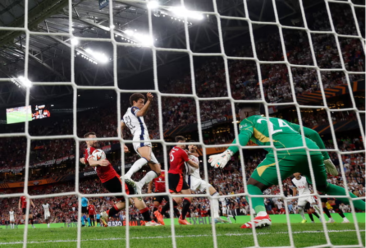 Thủ môn Onana bị chỉ trích 'dở nhất lịch sử' sau khi Man United bại trận ở Europa League - Ảnh 1.