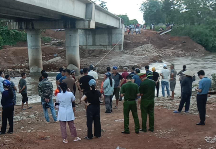 7 học sinh đi tắm suối bị lũ cuốn ở Quảng Ninh: Cứu được 3 em, 1 em đã chết 7 học sinh đi tắm suối bị lũ cuốn ở Quảng Ninh: Cứu được 3 em, 1 em đã chết