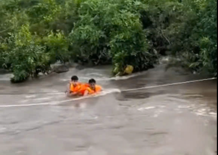 lũ cuốn - Ảnh 2.