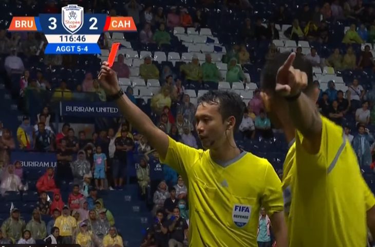 Vì sao 2 HLV Buriram United bị trọng tài đuổi khỏi sân? - Ảnh 2.