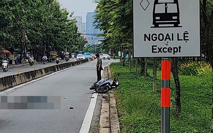 Dù có dải phân cách, xe máy vẫn nối đuôi lấn làn, chạy ngược chiều - Ảnh 9.