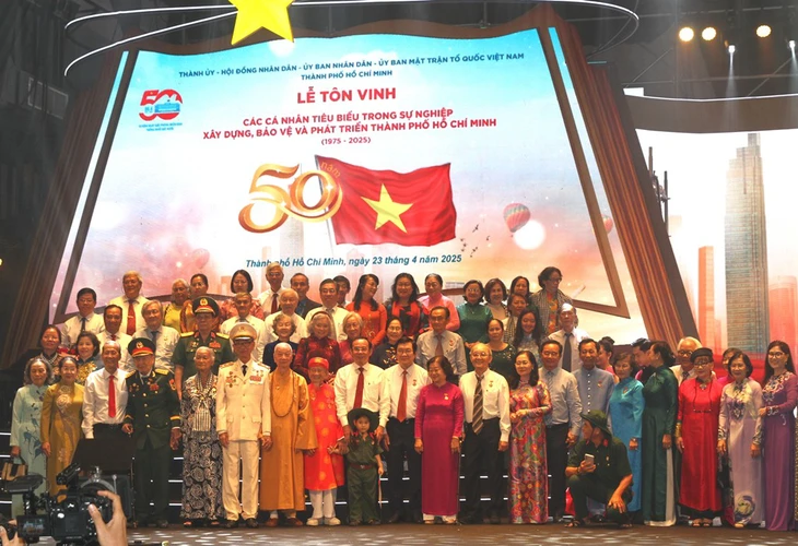 Những huyền thoại đi ra từ bão lửa - Ảnh 1.