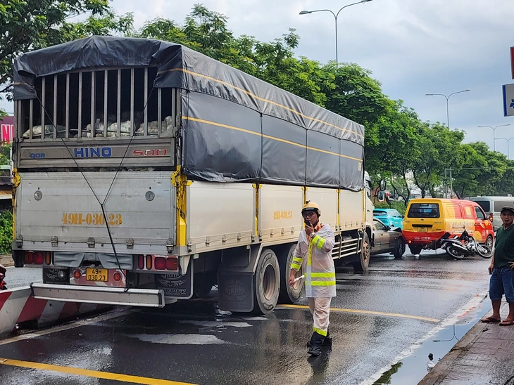 tai nạn xe tải Thủ Đức - Ảnh 1.