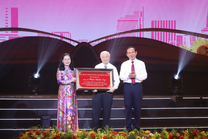 Những huyền thoại đi ra từ bão lửa - Ảnh 4.