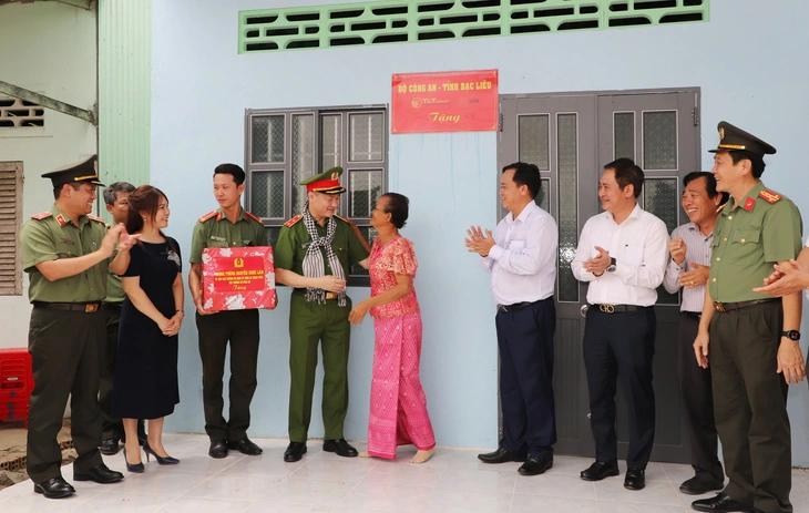 Bộ Công an bàn giao 700 căn nhà cho hộ dân khó khăn ở Bạc Liêu - Ảnh 1.