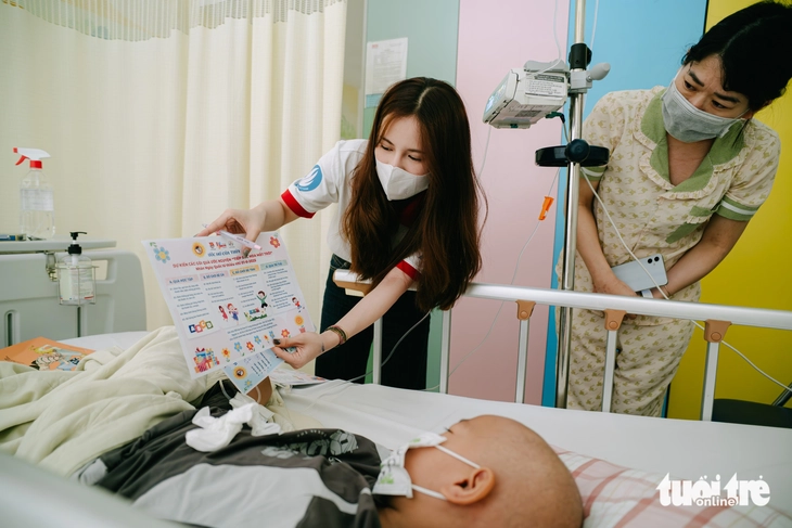 ‘Con muốn được sống tiếp… được đi làm nuôi mẹ của con’ - Ảnh 1. Bệnh nhi - Ảnh 1.