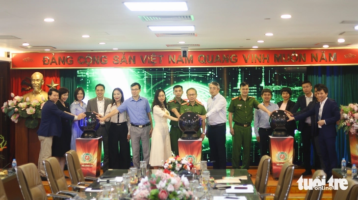 Bộ Công an triển khai cổng ký số từ xa tập trung trên VNeID - Ảnh 1.