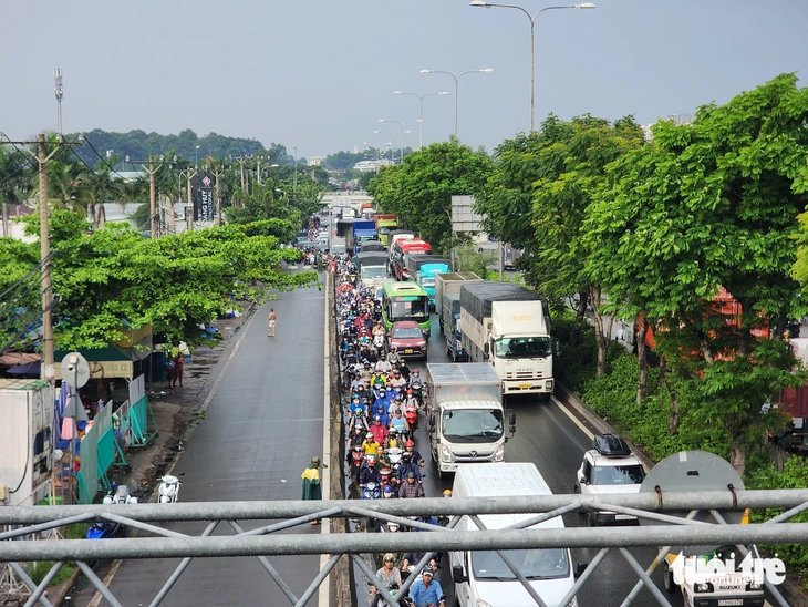 Xe tải gây tai nạn liên hoàn, đôi nam nữ đi xe máy tử vong trước chợ đầu mối Thủ Đức - Ảnh 4.