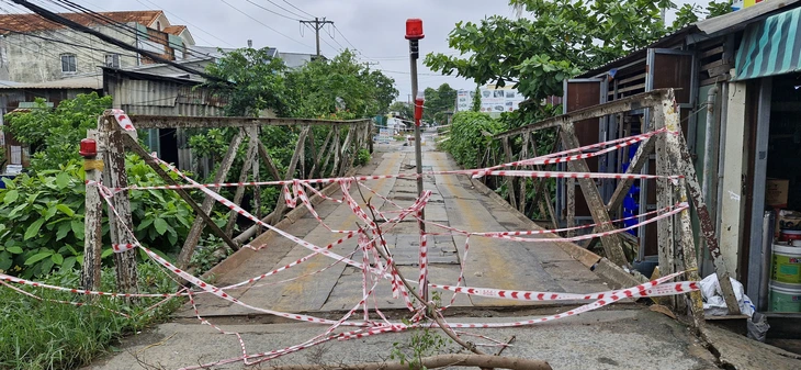 Xe ben 24 tấn làm sập cầu tải trọng 5 tấn ở Cần Thơ - Ảnh 1.