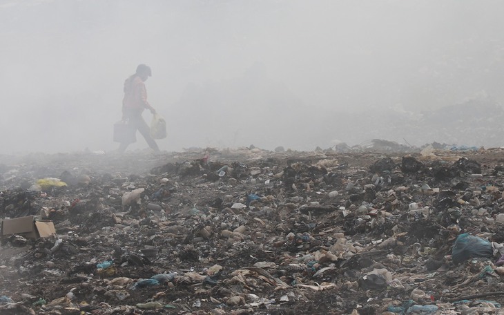 Bãi chứa rác thải lớn nhất Thanh Hóa bốc mùi hôi, dân bức xúc, tỉnh chỉ đạo khẩn - Ảnh 5.