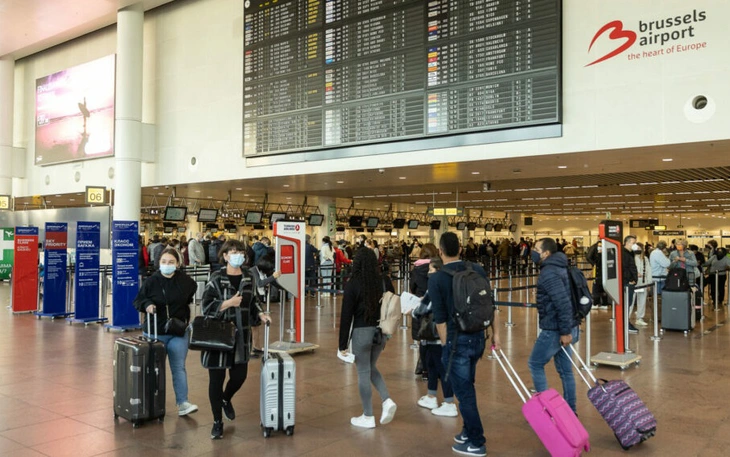 Hãng hàng không Ryanair bác tin bán vé ghế đứng - Ảnh 1.