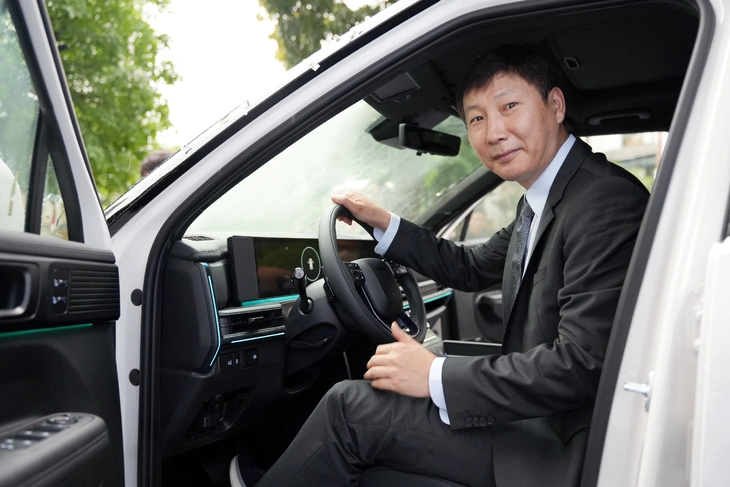 HLV Kim Sang Sik nhận Hyundai Santa Fe bản đắt nhất tại Việt Nam - Ảnh 2.