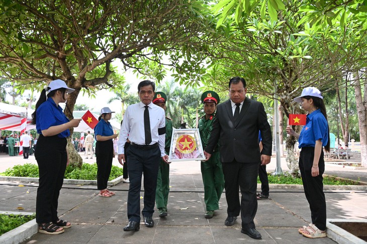 Đưa 23 hài cốt liệt sĩ quân tình nguyện Việt Nam tại Campuchia về đất mẹ - Ảnh 1.