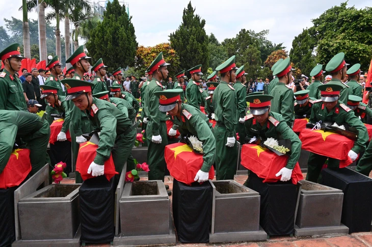 Đưa 23 hài cốt liệt sĩ quân tình nguyện Việt Nam tại Campuchia về đất mẹ - Ảnh 2.