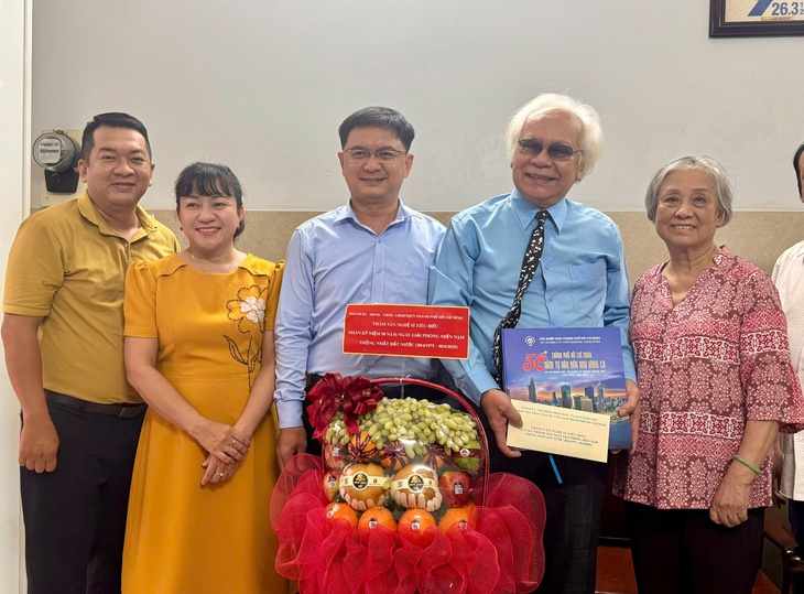 Lãnh đạo Ban Tuyên giáo Thành ủy TP.HCM thăm hỏi văn nghệ sĩ tiêu biểu - Ảnh 2. Kim Cương - Ảnh 2.