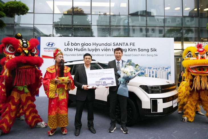 HLV Kim Sang Sik nhận Hyundai Santa Fe bản đắt nhất tại Việt Nam - Ảnh 1.