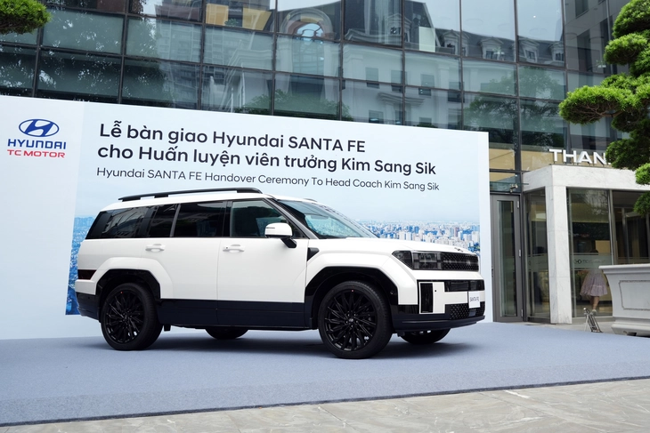 HLV Kim Sang Sik nhận Hyundai Santa Fe bản đắt nhất tại Việt Nam - Ảnh 3.