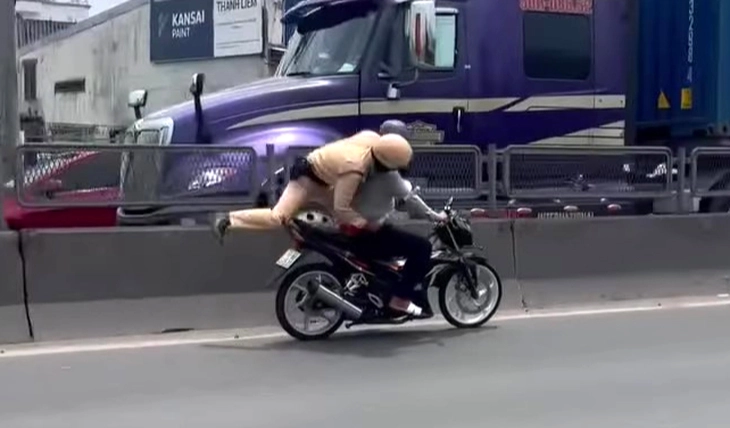 CSGT TP.HCM bám yên xe máy đang chạy: Thanh niên không có bằng lái, sợ bị phạt nên bỏ chạy - Ảnh 1.