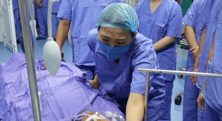 Người vợ quỳ gối tiễn biệt tạng chồng: Hình ảnh chạm đến trái tim khiến nhiều người rơi nước mắt - Ảnh 2. người vợ - Ảnh 3.