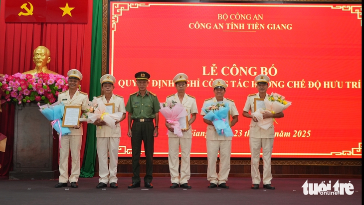 Công an Tiền Giang tổ chức lễ nghỉ hưu trước tuổi cho 121 cán bộ, chỉ huy - Ảnh 1.