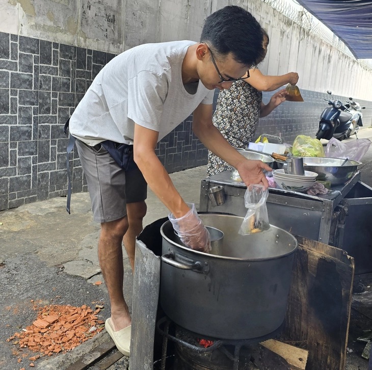 48 năm bún riêu nấu củi, ngày bán trăm tô, bún nhiều gấp đôi nơi khác - Ảnh 2.