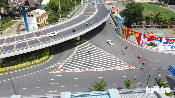 'Chốt' điều chỉnh giao thông trước nhà ga T3 để người dân đi lại thuận tiện hơn - Ảnh 2.
