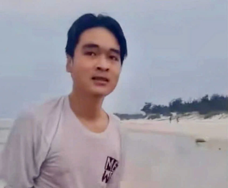 bị sóng cuốn - Ảnh 1.