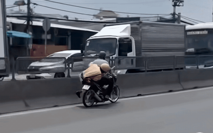 nam thanh niên gây nguy hiểm cho CSGT - Ảnh 2.