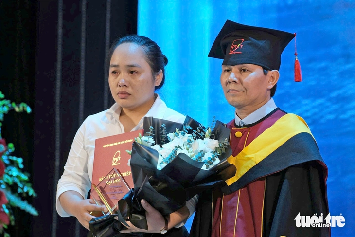 Xúc động khoảnh khắc trao bằng giỏi cho tân nữ kỹ sư mới qua đời vì tai nạn giao thông - Ảnh 1.