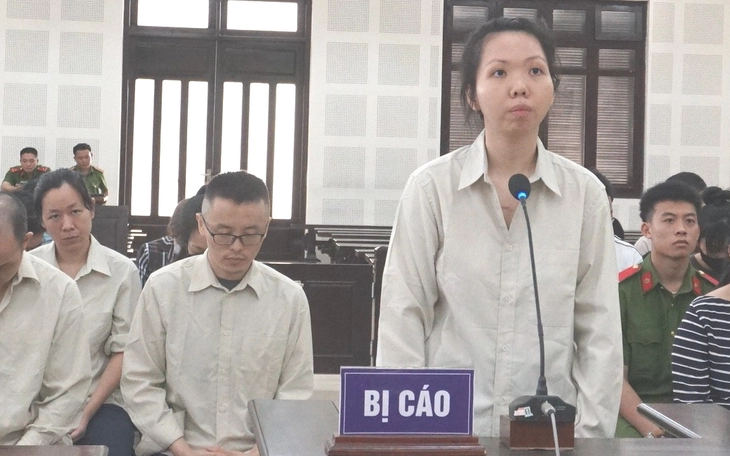 Nghẹt thở giải cứu du khách nước ngoài định nhảy cầu Thuận Phước giữa khuya - Ảnh 3.
