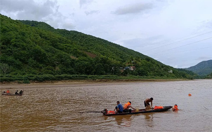 Đò đưa khách sang sông tông vào người đang thả lưới tử vong - Ảnh 2.