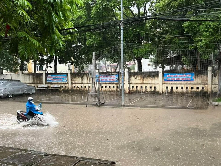 'Quả cầu nước khổng lồ' đang gây mưa to ở nhiều tỉnh Bắc bộ - Ảnh 3. mưa to - Ảnh 2.