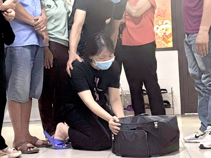 Rơi nước mắt trước quyết định 'phi thường' của người vợ quỳ gối tiễn biệt tạng chồng - Ảnh 1.