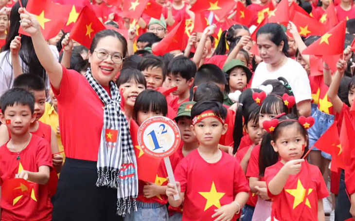 Trường thu tiền mô hình tiên tiến rồi 'dạy bù', đúng hay sai? - Ảnh 2.