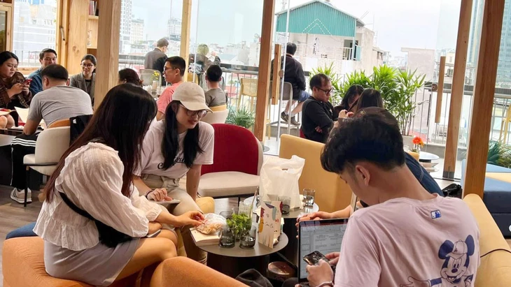 Từ xôn xao quán cà phê bịt hết ổ điện: Cách nào để xử lý khách 'cắm rễ' mà không bị chửi? - Ảnh 2.