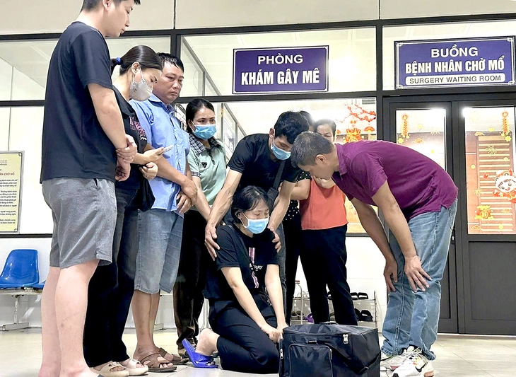 Người vợ quỳ gối khóc tiễn biệt tạng của chồng trước khi hiến tặng - Ảnh 1.